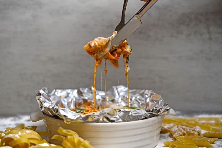 Запечённые макароны с сыром и сосисками — фото блюда