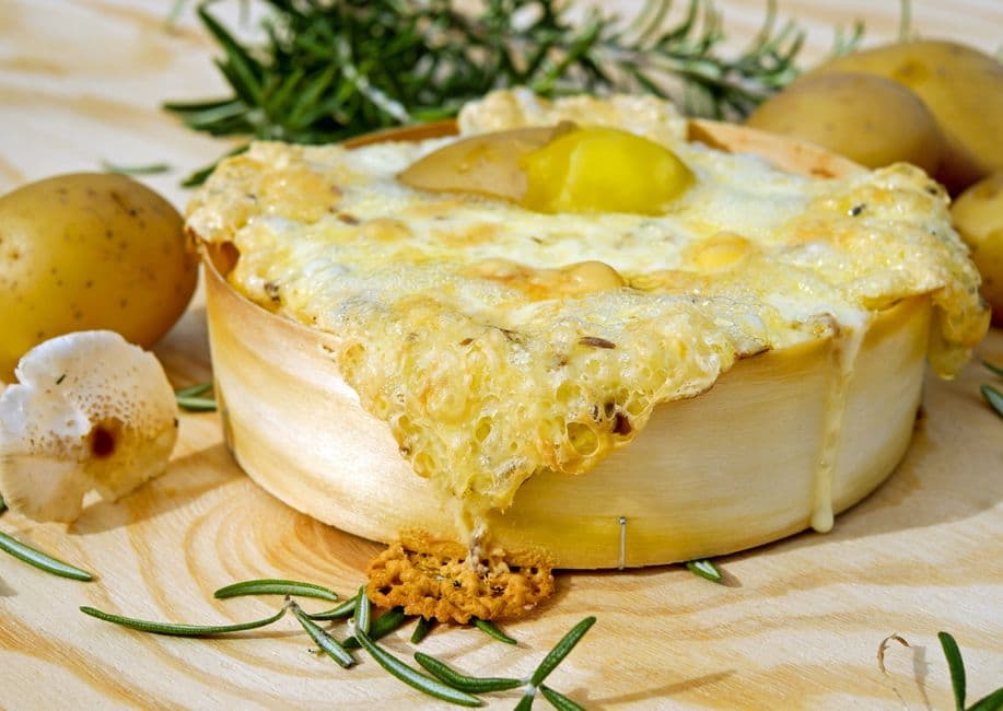Жульен с курицей, грибами и сыром — фото блюда